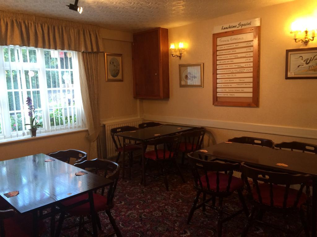 Half Moon Hotel Alford  Extérieur photo