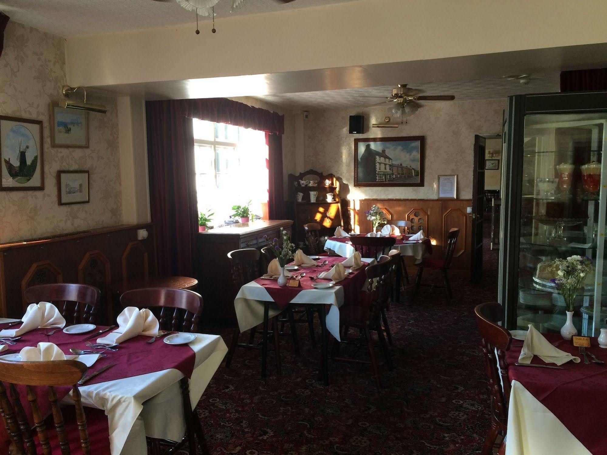 Half Moon Hotel Alford  Extérieur photo
