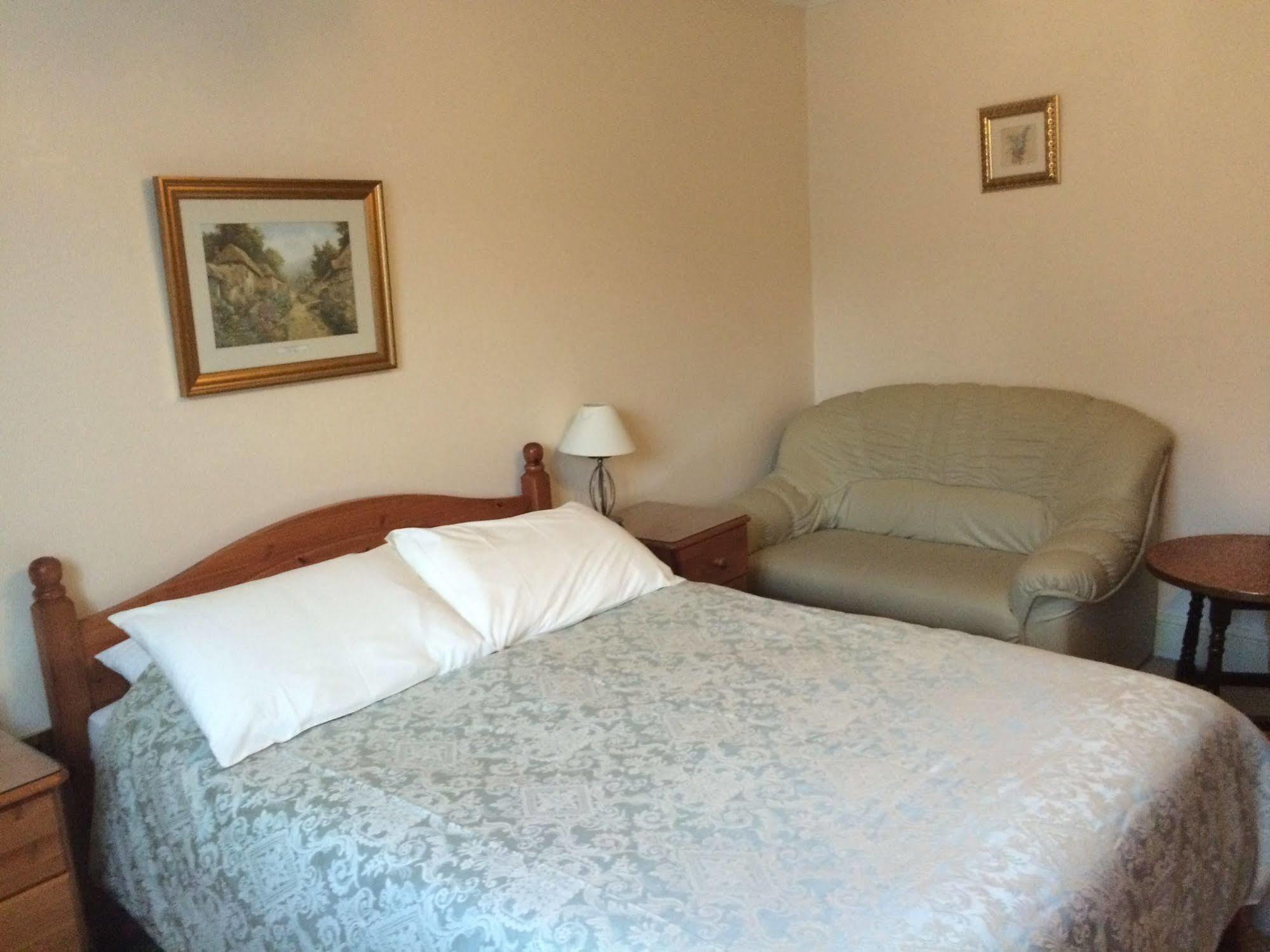 Half Moon Hotel Alford  Extérieur photo