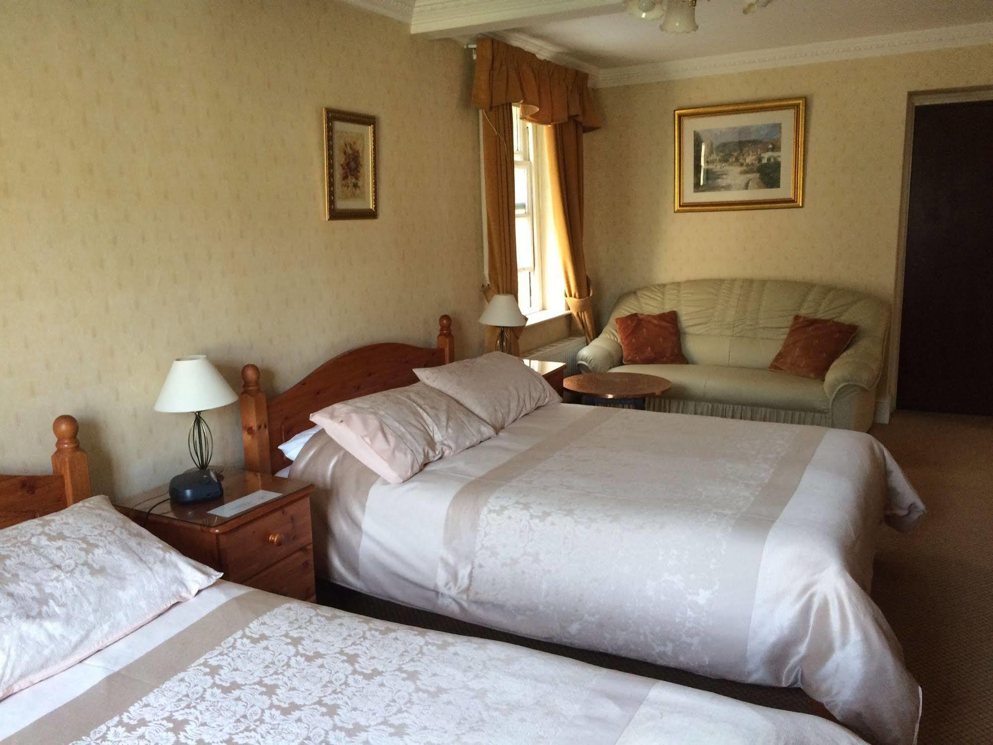 Half Moon Hotel Alford  Extérieur photo